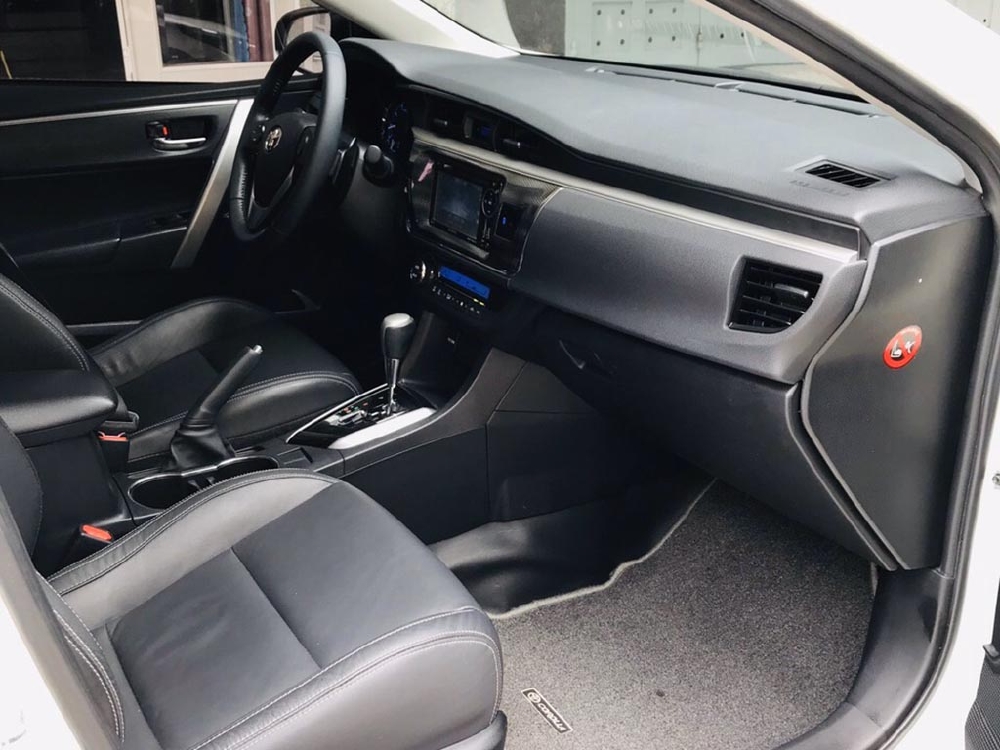 Bán Toyota Altis 2.0 full 2014 tự động màu trắng xe rất đẹp.