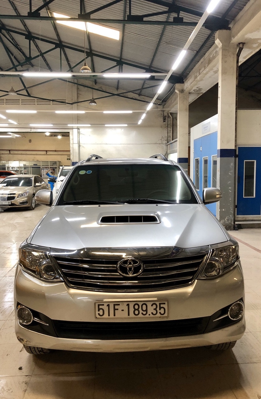 Bán Fortuner 2015 màu bạc.Xe bán tại hãng