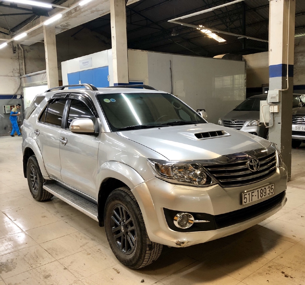 Bán Fortuner 2015 màu bạc.Xe bán tại hãng