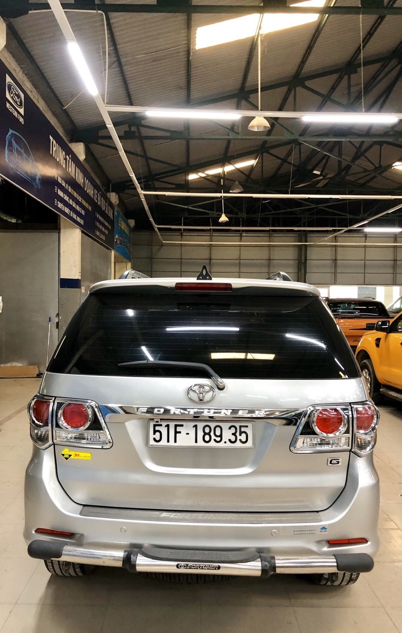 Bán Fortuner 2015 màu bạc.Xe bán tại hãng