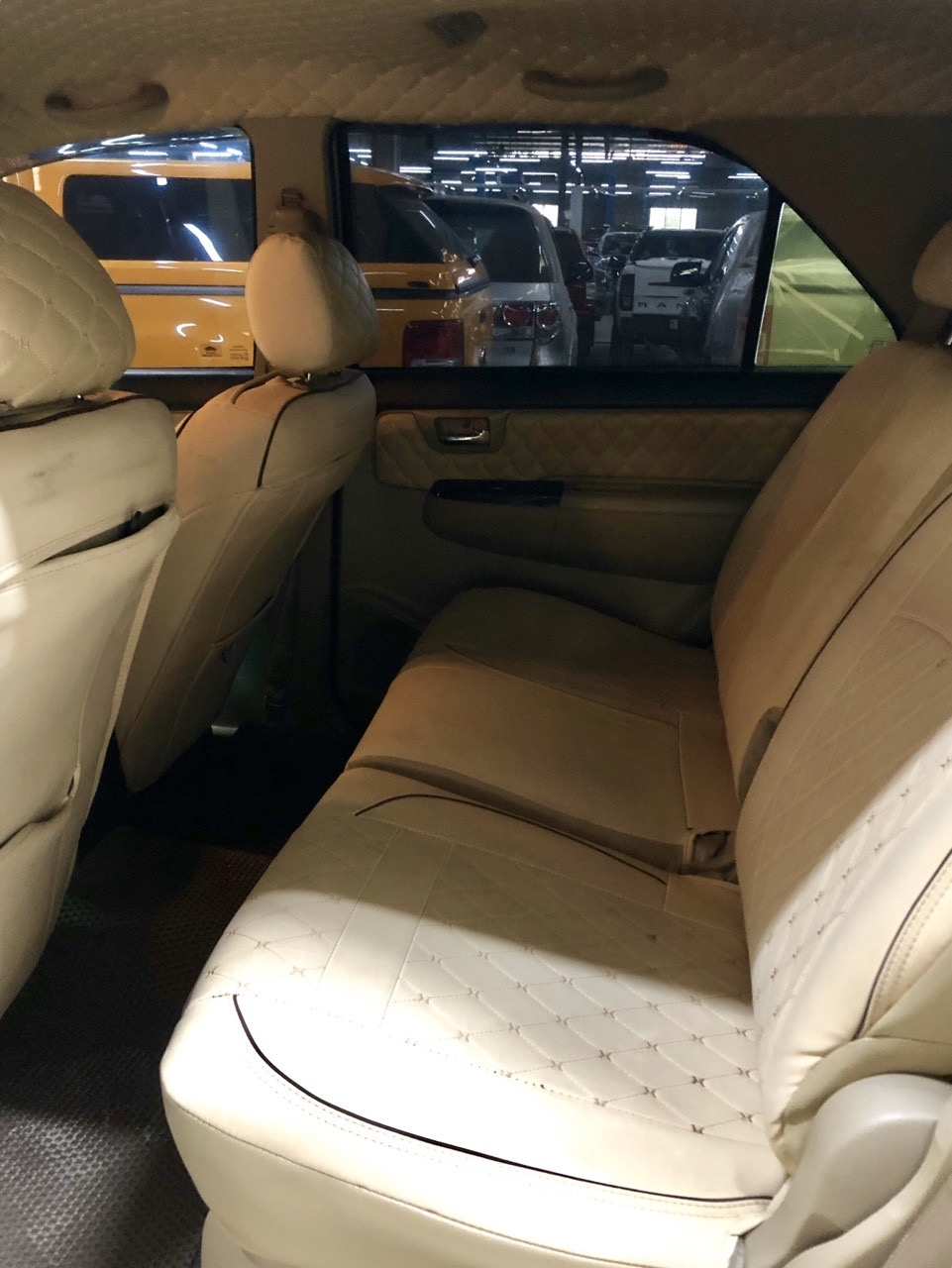 Bán Fortuner 2015 màu bạc.Xe bán tại hãng