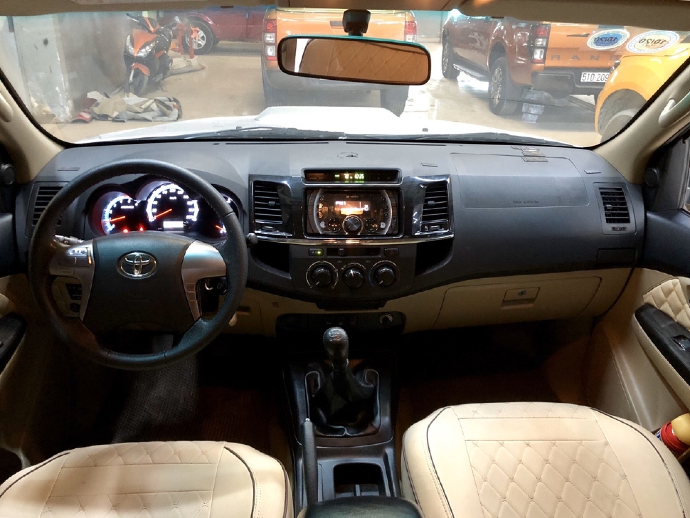 Bán Fortuner 2015 màu bạc.Xe bán tại hãng