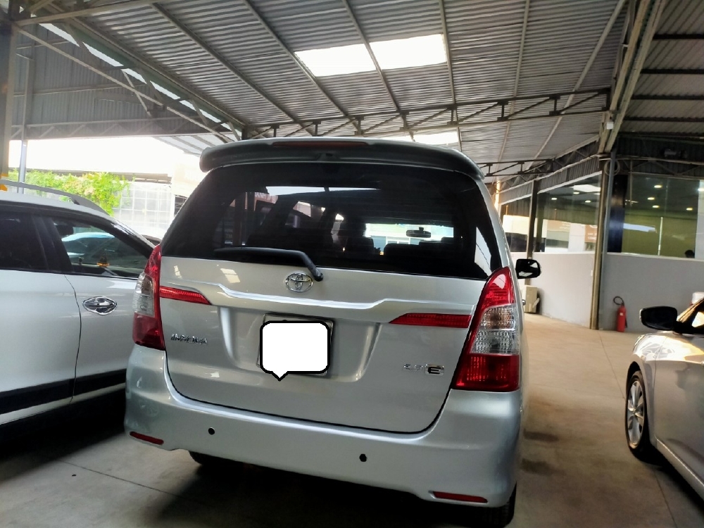 Cần bán innova 2016 số sàn màu bạc xe gia đình
