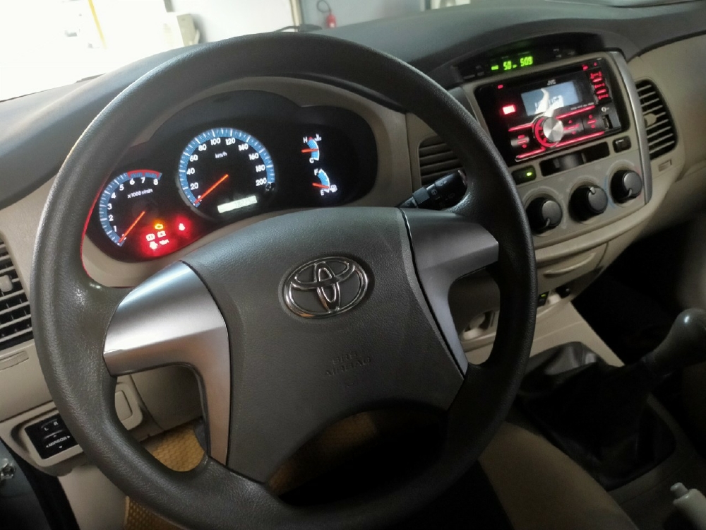 Cần bán innova 2016 số sàn màu bạc xe gia đình