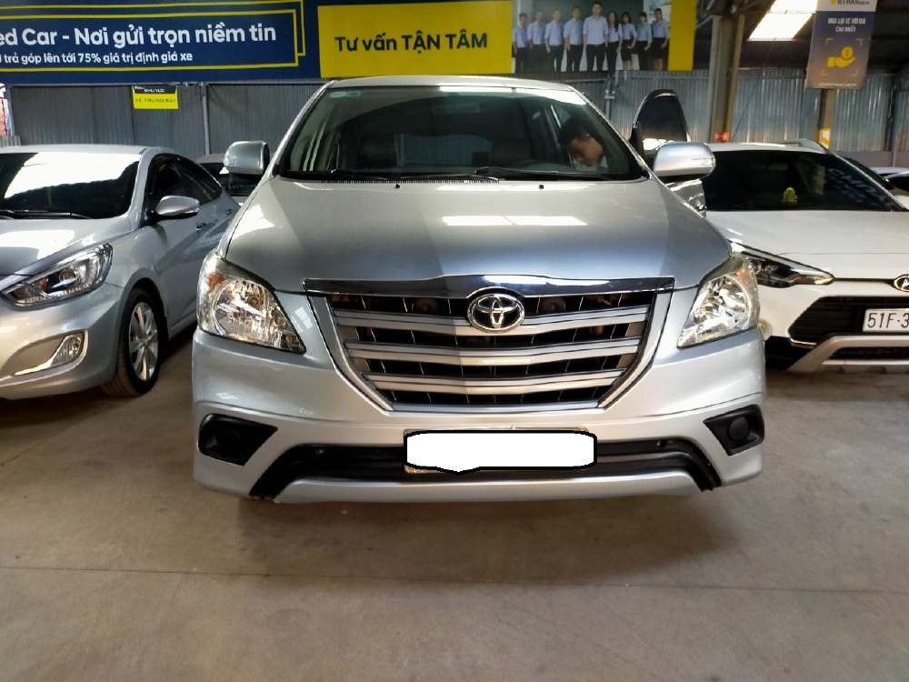 Cần bán innova 2016 số sàn màu bạc xe gia đình