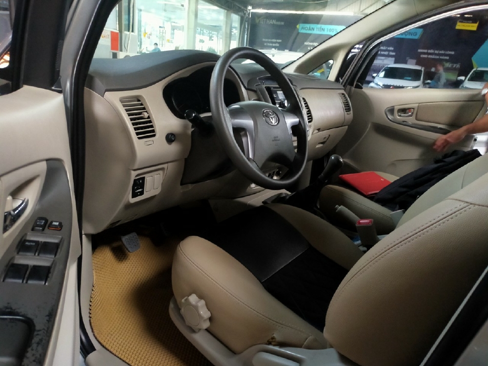 Cần bán innova 2016 số sàn màu bạc xe gia đình