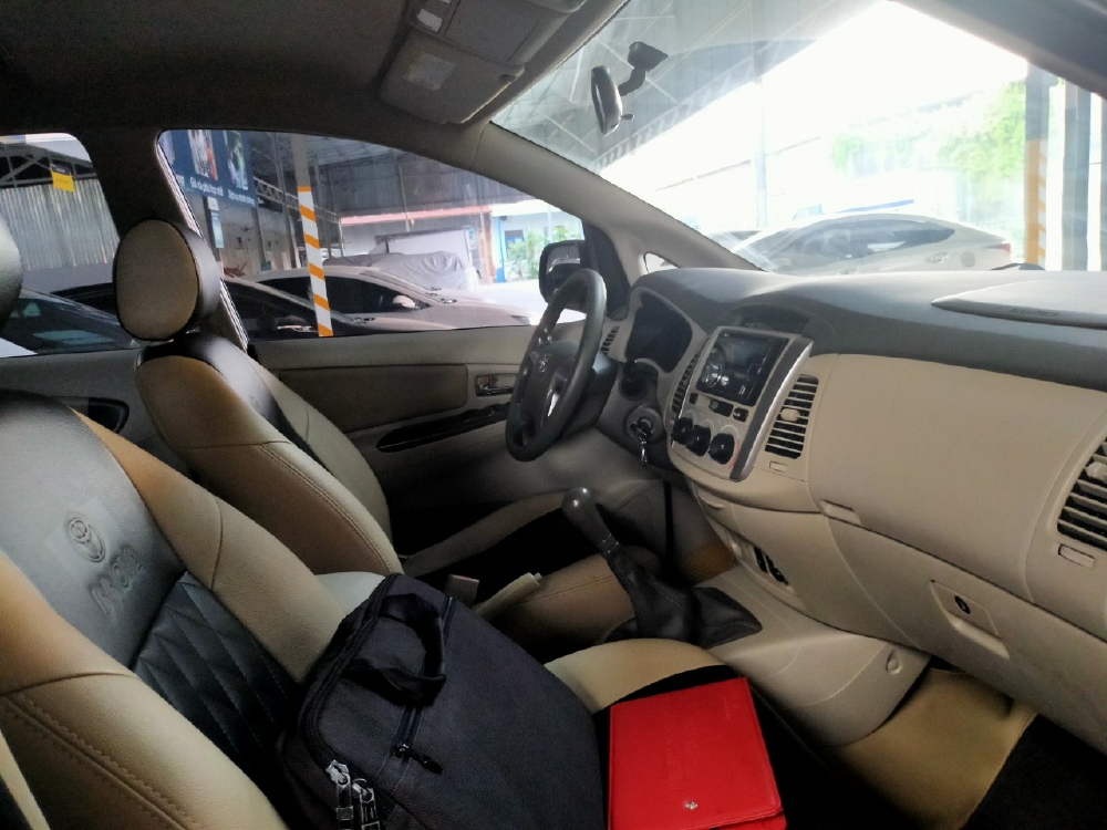 Cần bán innova 2016 số sàn màu bạc xe gia đình