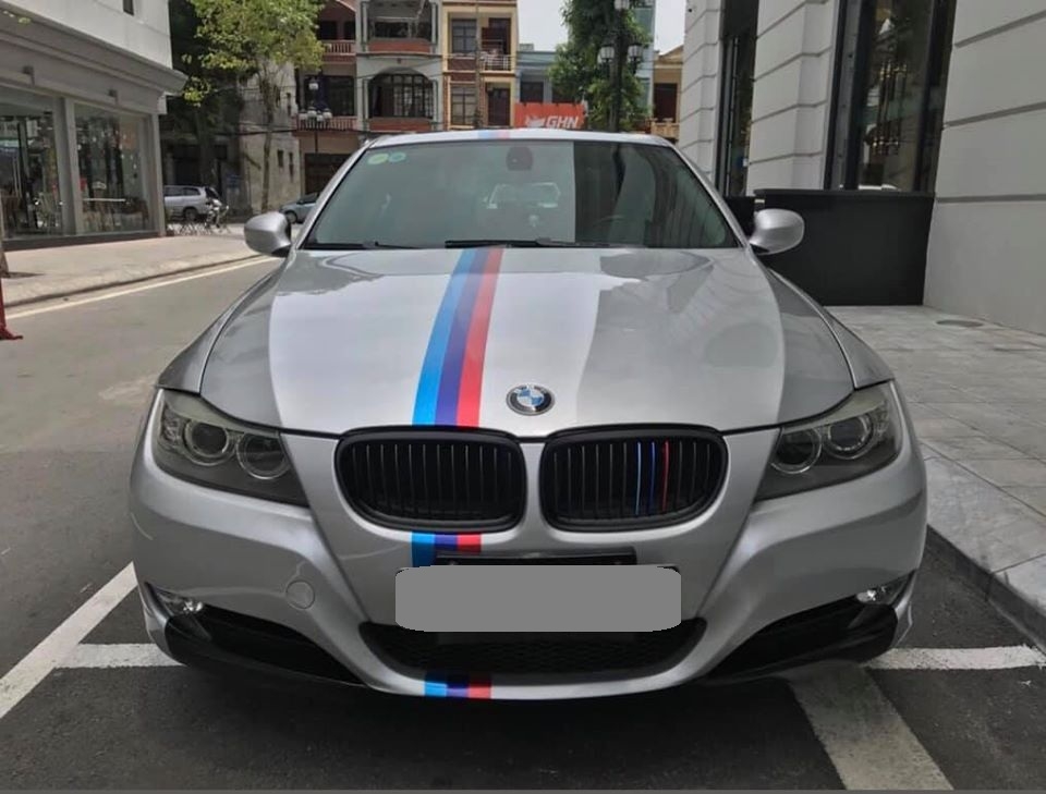 Bán BMW 320 tự động 2010 màu xám bạc xe chính chủ.