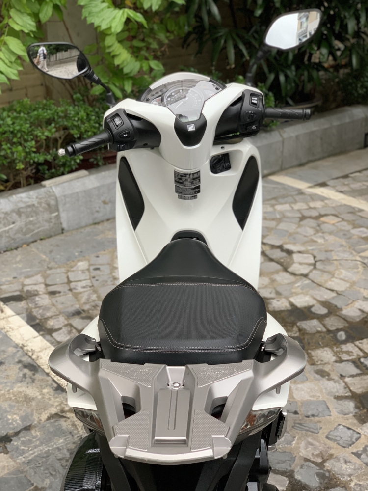 Cần bán SH Việt 150 ABS 2019 màu trắng mới kính coong