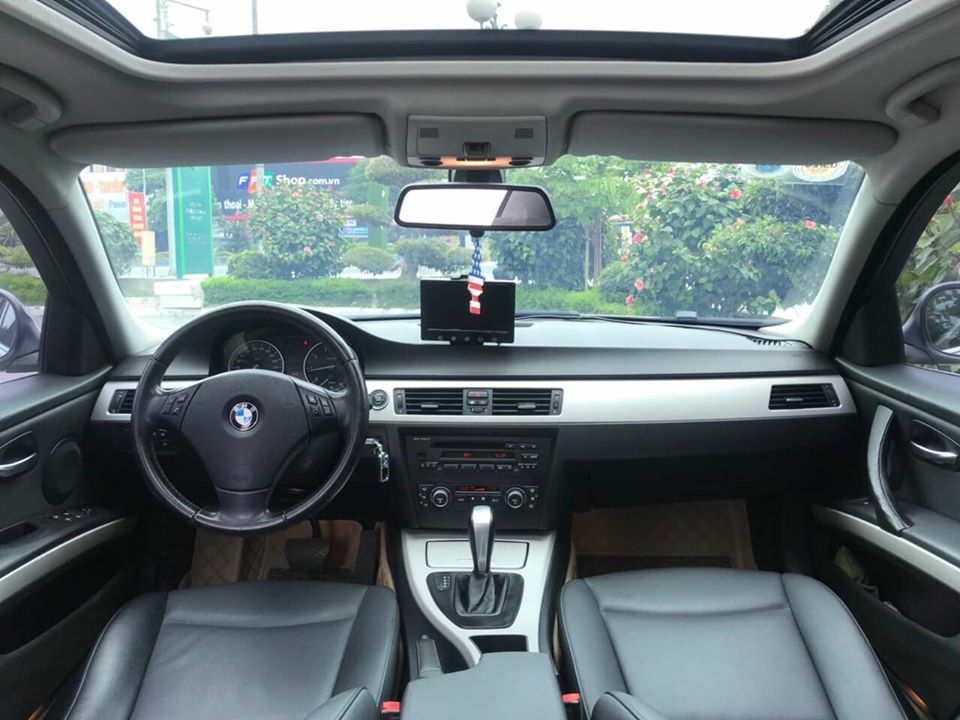 Bán BMW 320 tự động 2010 màu xám bạc xe chính chủ.