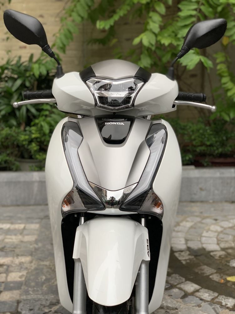 Cần bán SH Việt 150 ABS 2019 màu trắng mới kính coong
