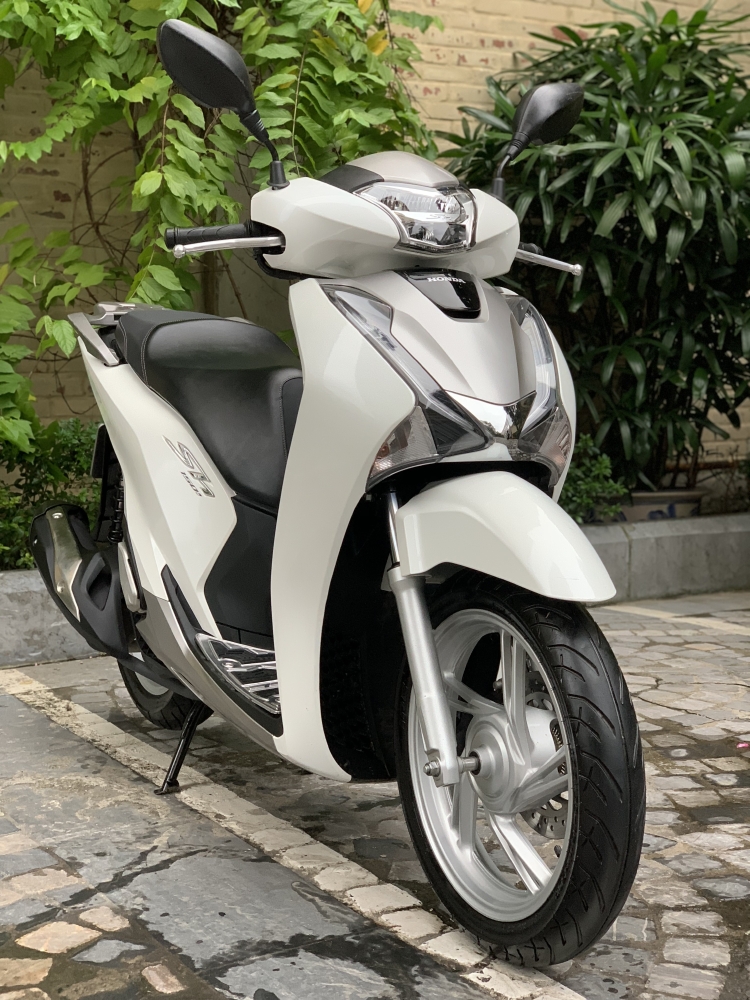 Cần bán SH Việt 150 ABS 2019 màu trắng mới kính coong
