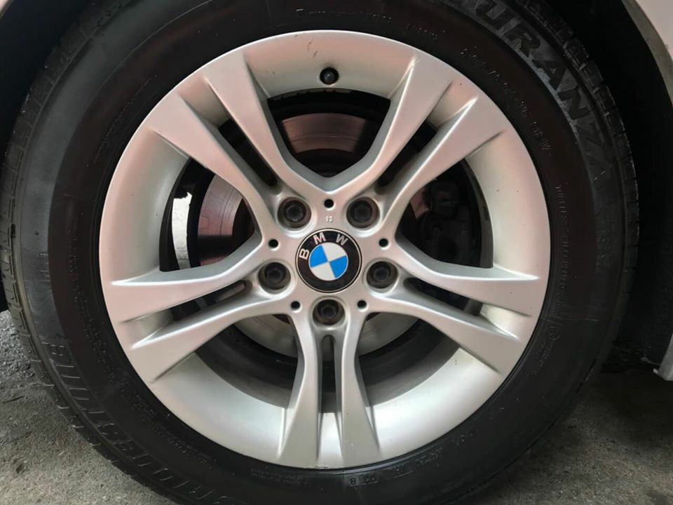 Bán BMW 320 tự động 2010 màu xám bạc xe chính chủ.