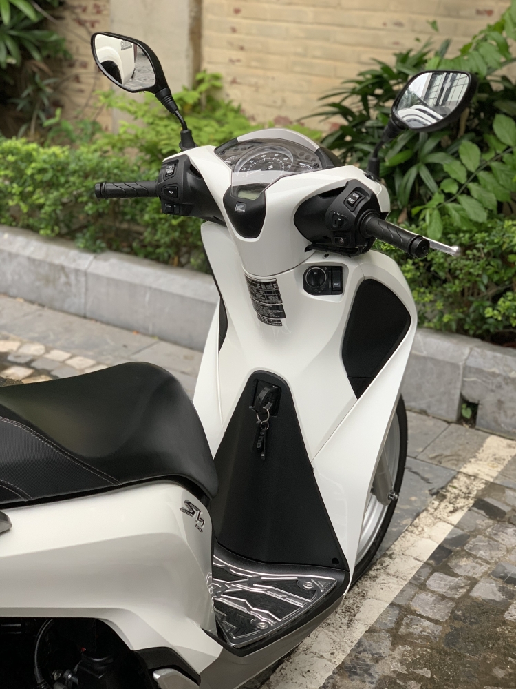 Cần bán SH Việt 150 ABS 2019 màu trắng mới kính coong
