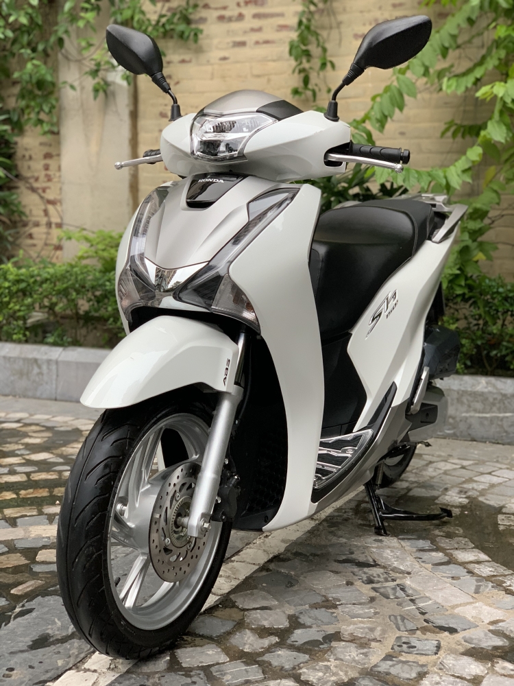 Cần bán SH Việt 150 ABS 2019 màu trắng mới kính coong
