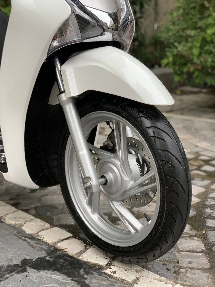 Cần bán SH Việt 150 ABS 2019 màu trắng mới kính coong