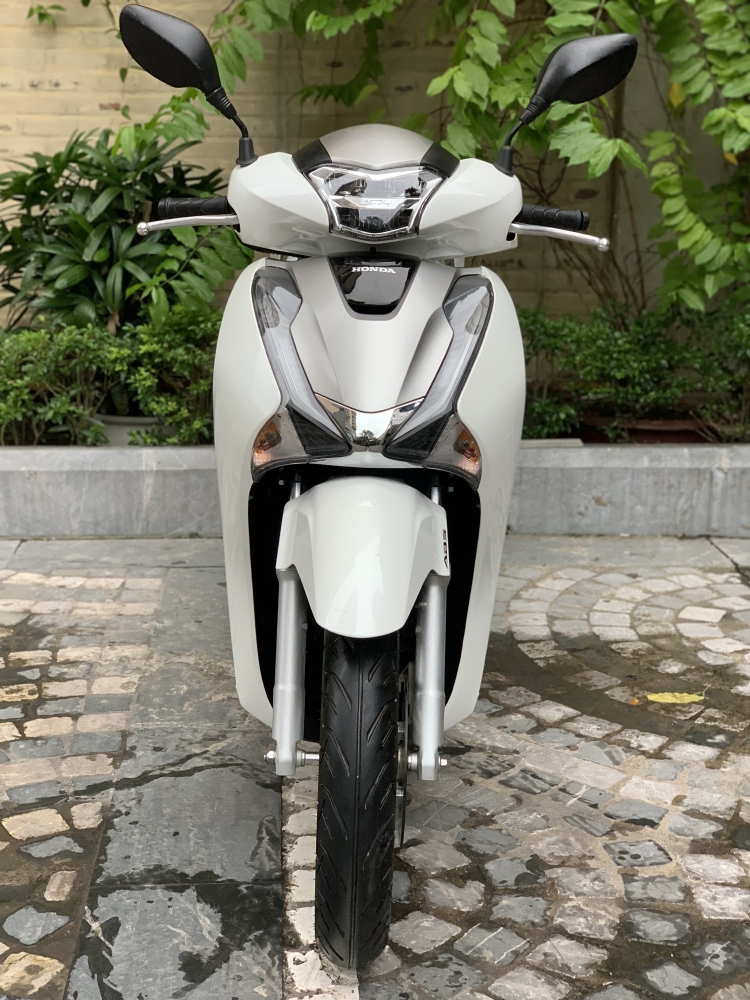 Cần bán SH Việt 150 ABS 2019 màu trắng mới kính coong