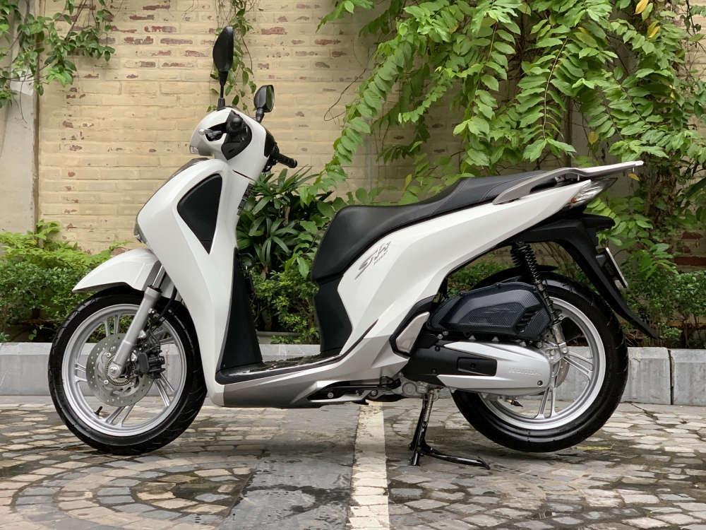 Cần bán SH Việt 150 ABS 2019 màu trắng mới kính coong
