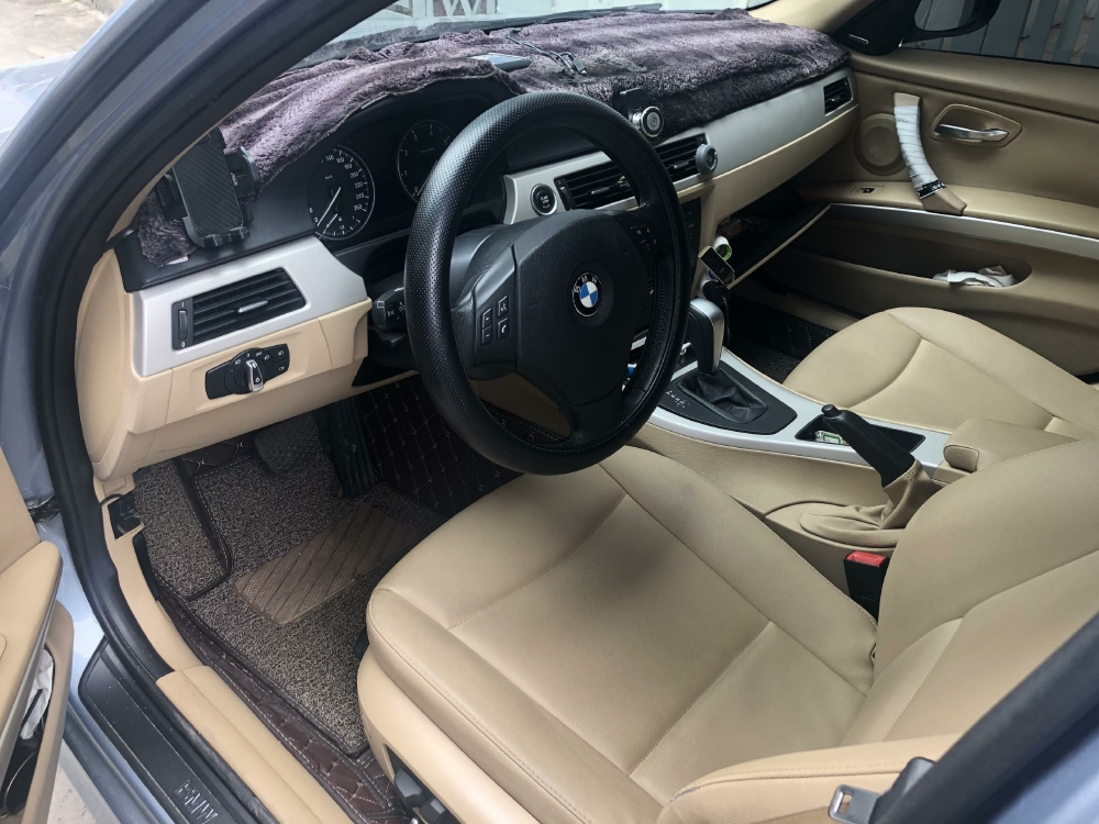 Gia đình cần bán xe Bmw 320i.