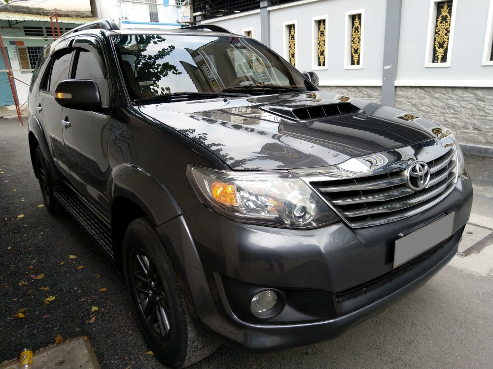 Kẹt tiền bán gấp Toyota Fortuner số sàn dầu 2015