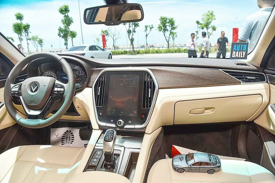 Bán xe VinFast Lux A2.0 mới 100%, chỉ cần 350tr bạn đã có xe để đi, hãy gọi ngay 0947414444 để được tư vấn.