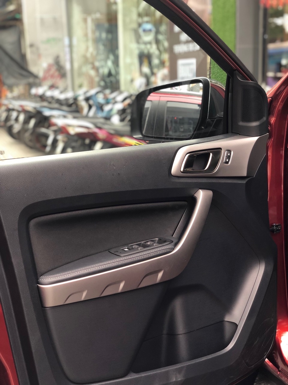 Ford Ranger XLT Lăn Bánh 710 Triệu Tặng Phụ Kiện