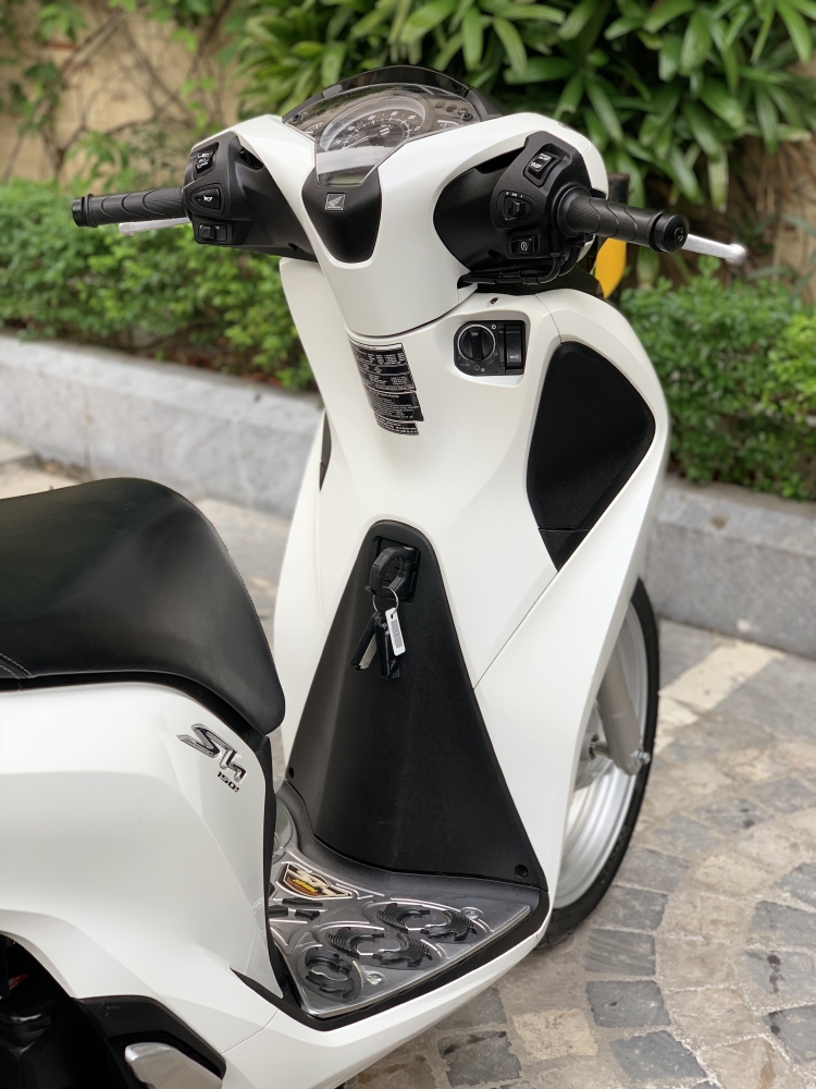 Cần bán SH Việt 150 ABS cuối 2018 màu Trắng cực đẹp, như mới