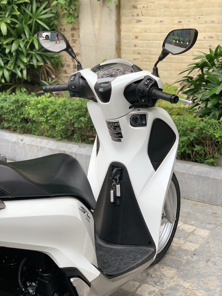 Cần bán SH Việt 150 ABS 10/2019 màu Trắng chạy 600km như mới