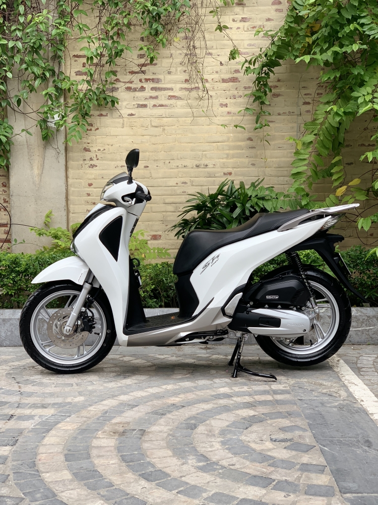 Cần bán SH Việt 150 ABS 10/2019 màu Trắng chạy 600km như mới
