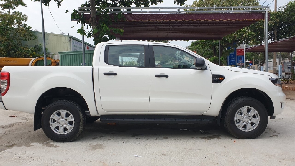 Ford Ranger XLS đủ màu giao ngáy khuyễn mãi năp thùng