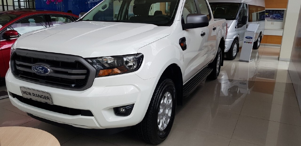 Ford Ranger XLS đủ màu giao ngáy khuyễn mãi năp thùng