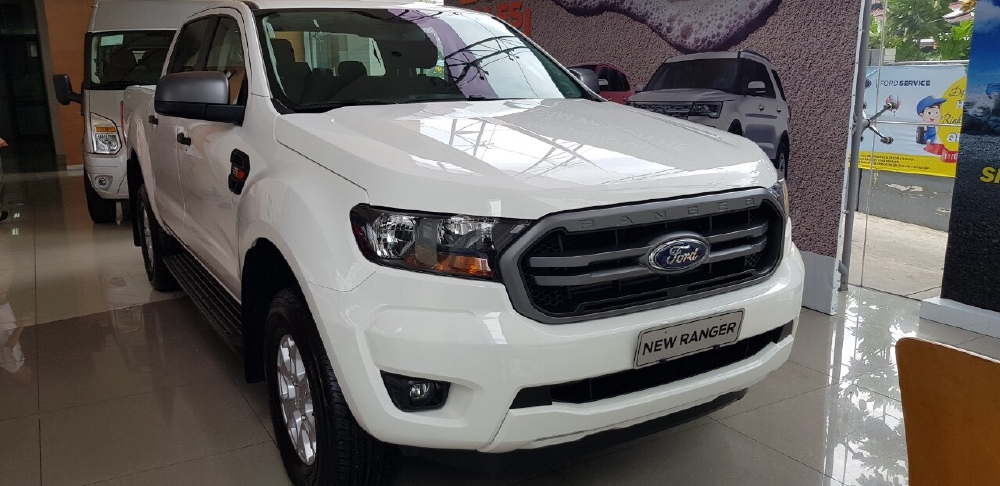 Ford Ranger XLS đủ màu giao ngáy khuyễn mãi năp thùng