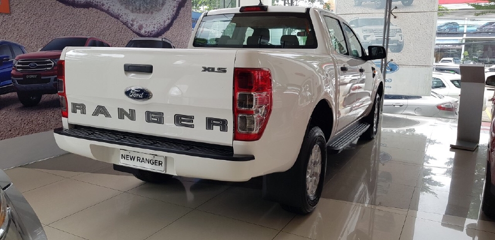 Ford Ranger XLS đủ màu giao ngáy khuyễn mãi năp thùng