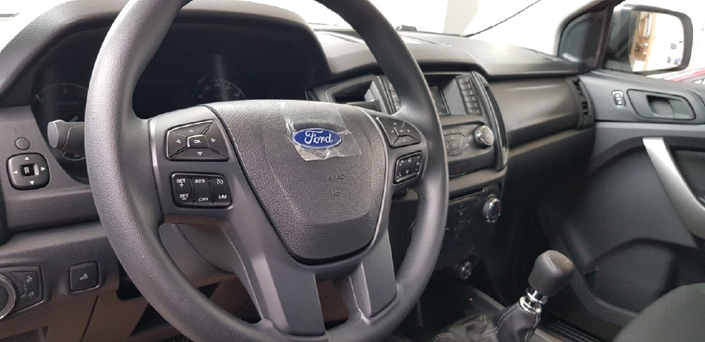 Ford Ranger XLS đủ màu giao ngáy khuyễn mãi năp thùng