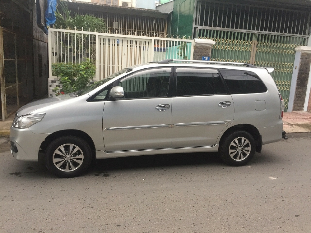 Bán Toyota Innova 2016 màu bạc số sàn xe rất mới.