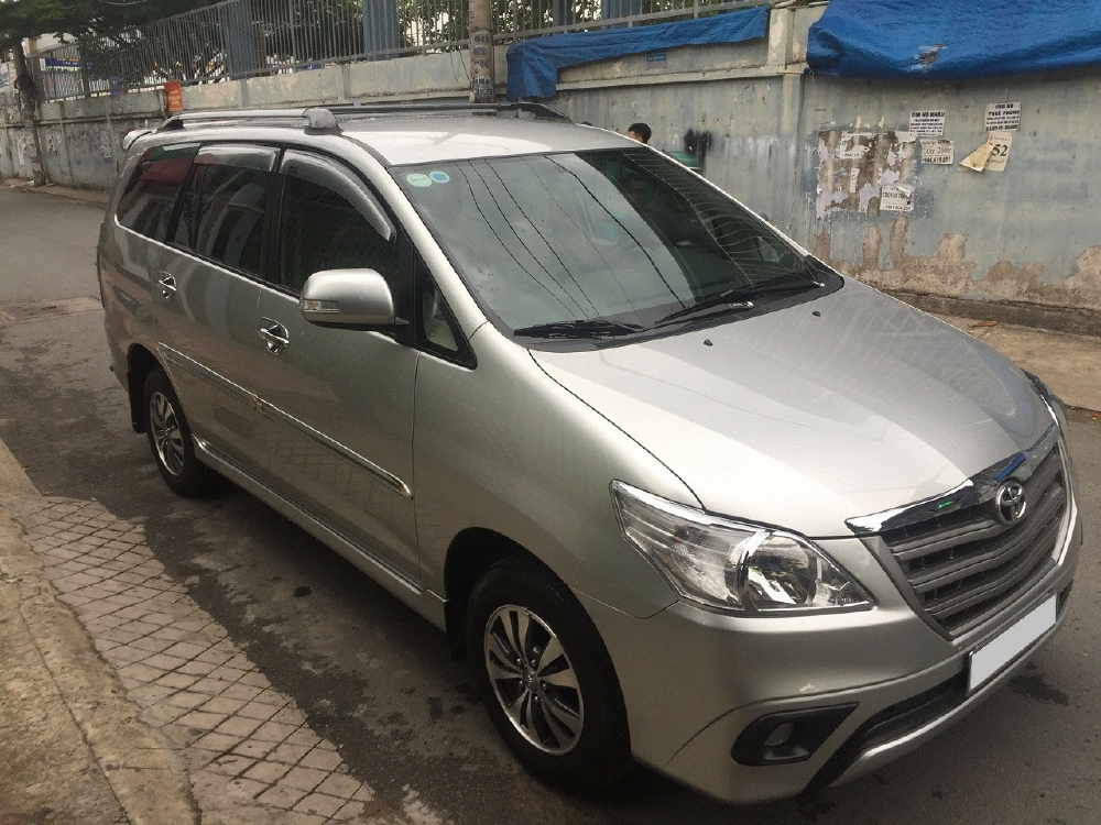 Bán Toyota Innova 2016 màu bạc số sàn xe rất mới.