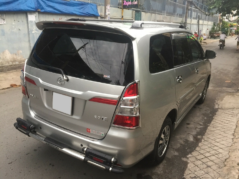 Bán Toyota Innova 2016 màu bạc số sàn xe rất mới.