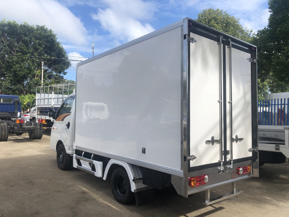 Giá xe tải Hyundai H150 thùng kín composite, hỗ trợ trả góp 80% LS thấp