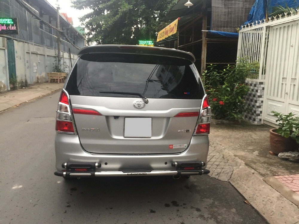 Bán Toyota Innova 2016 màu bạc số sàn xe rất mới.