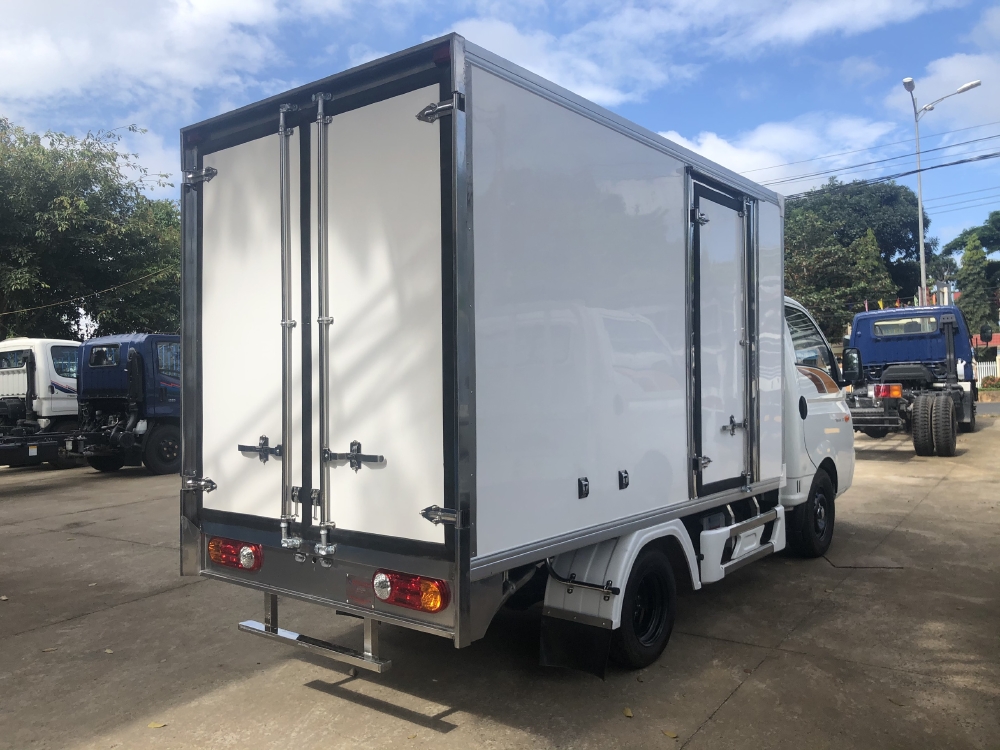 Giá xe tải Hyundai H150 thùng kín composite, hỗ trợ trả góp 80% LS thấp