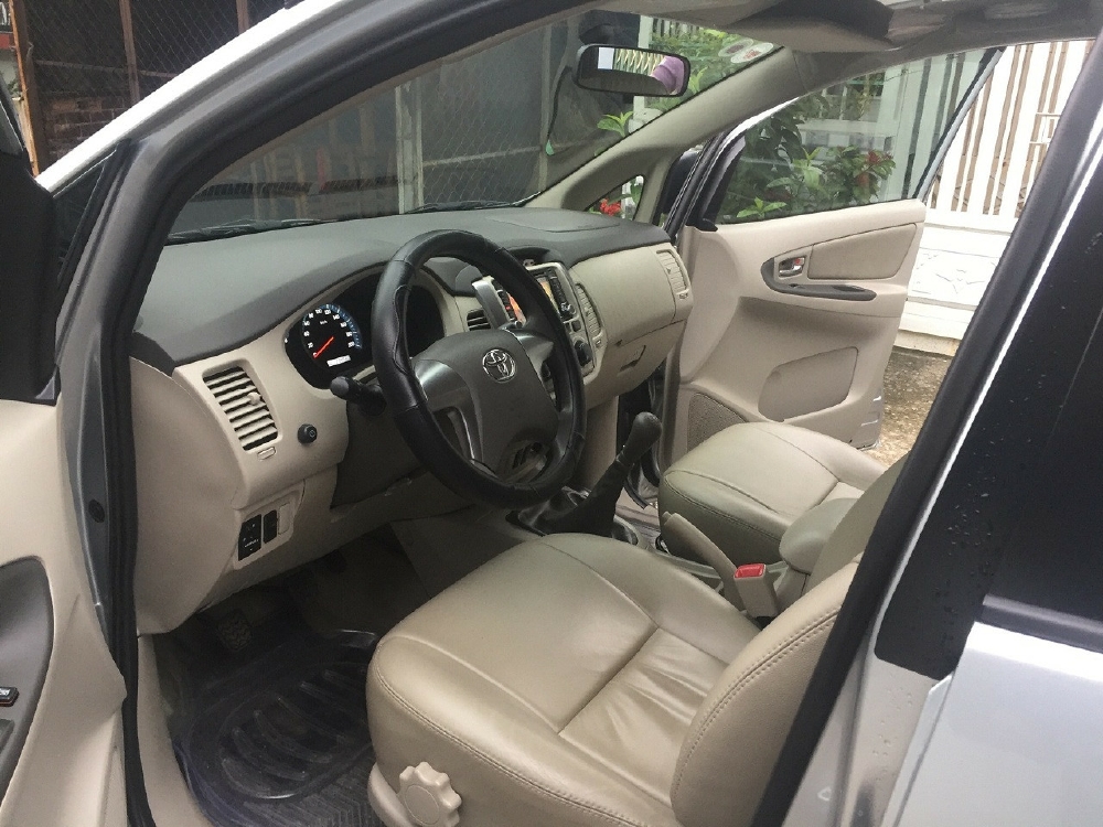 Bán Toyota Innova 2016 màu bạc số sàn xe rất mới.