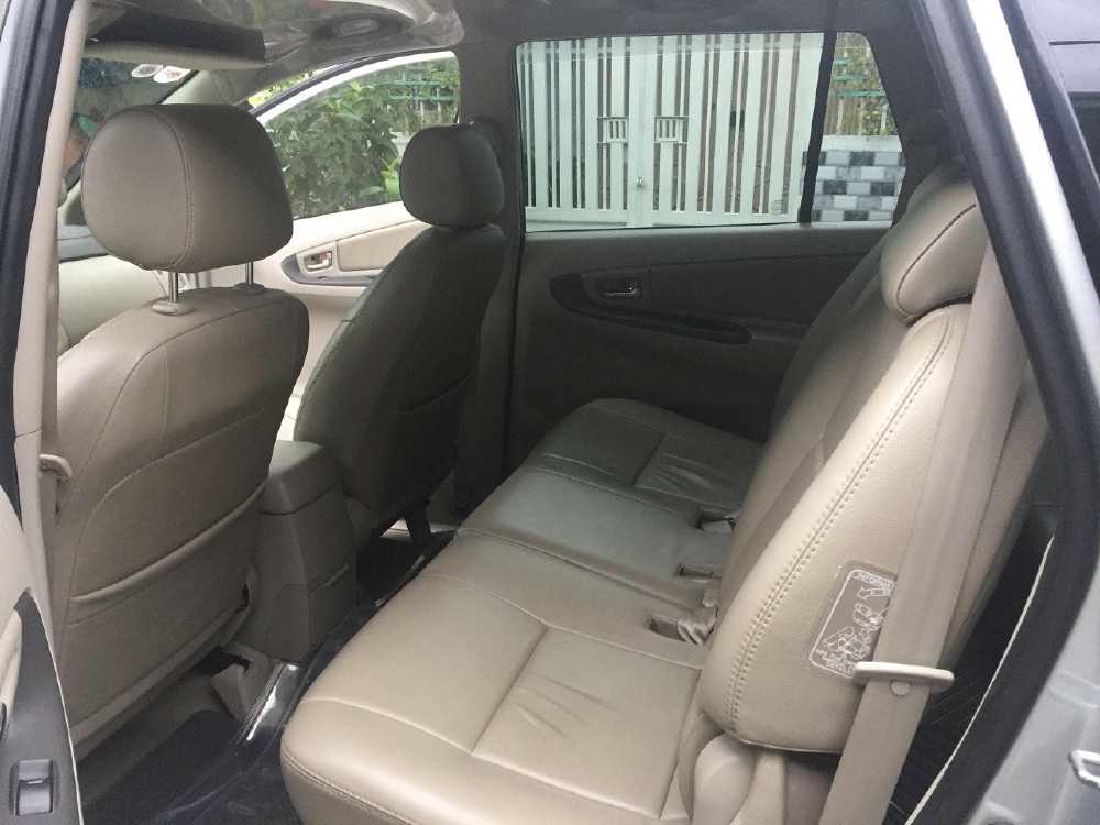 Bán Toyota Innova 2016 màu bạc số sàn xe rất mới.