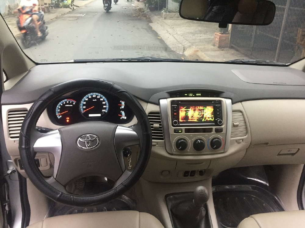 Bán Toyota Innova 2016 màu bạc số sàn xe rất mới.