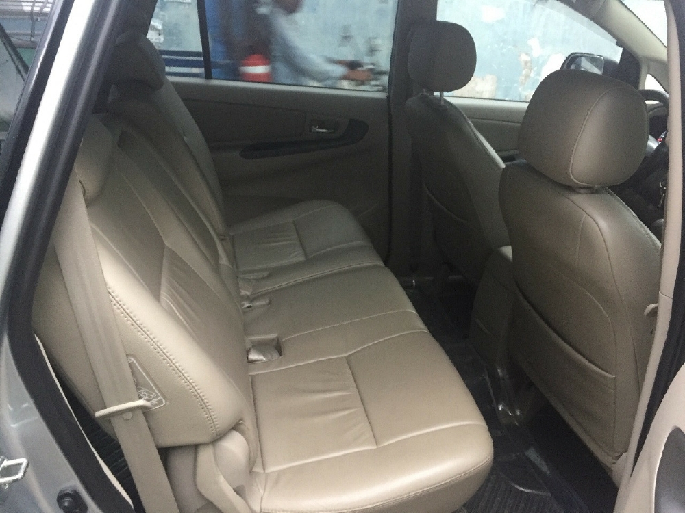 Bán Toyota Innova 2016 màu bạc số sàn xe rất mới.