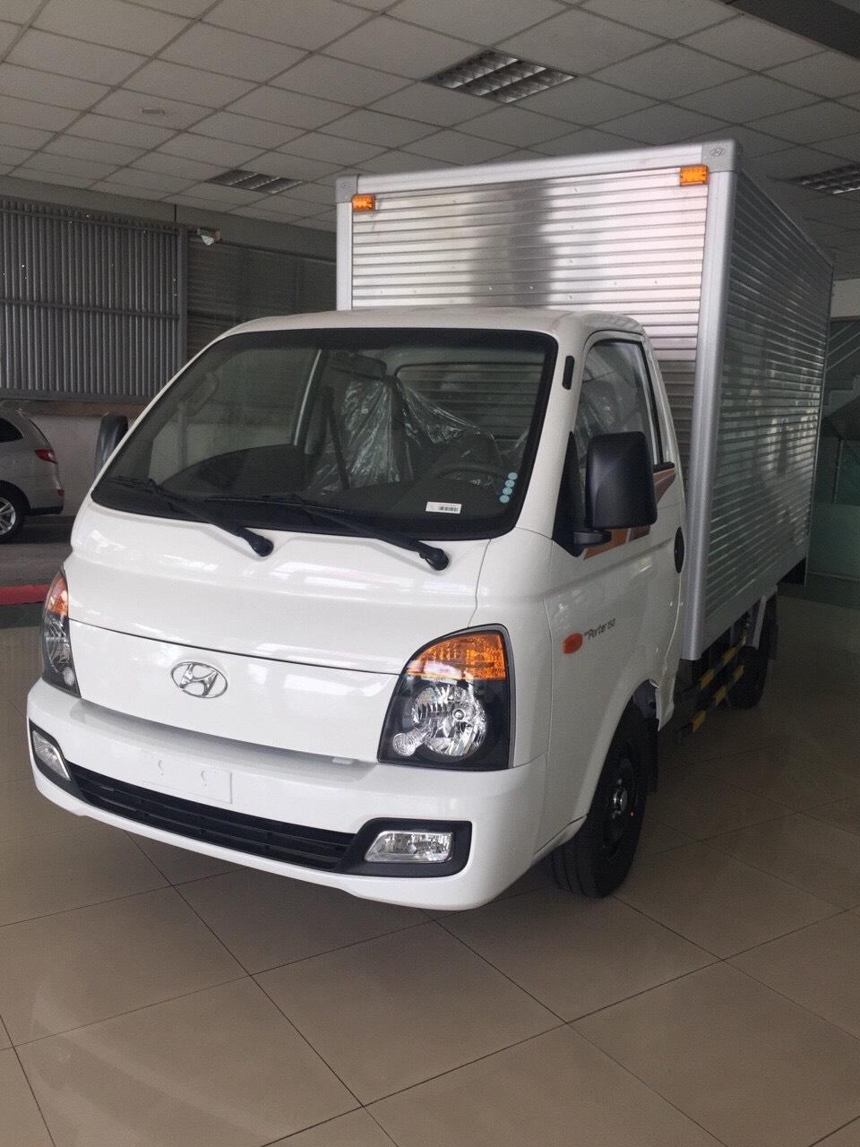 Giá xe tải Hyundai H150 thùng kín composite, hỗ trợ trả góp 80% LS thấp