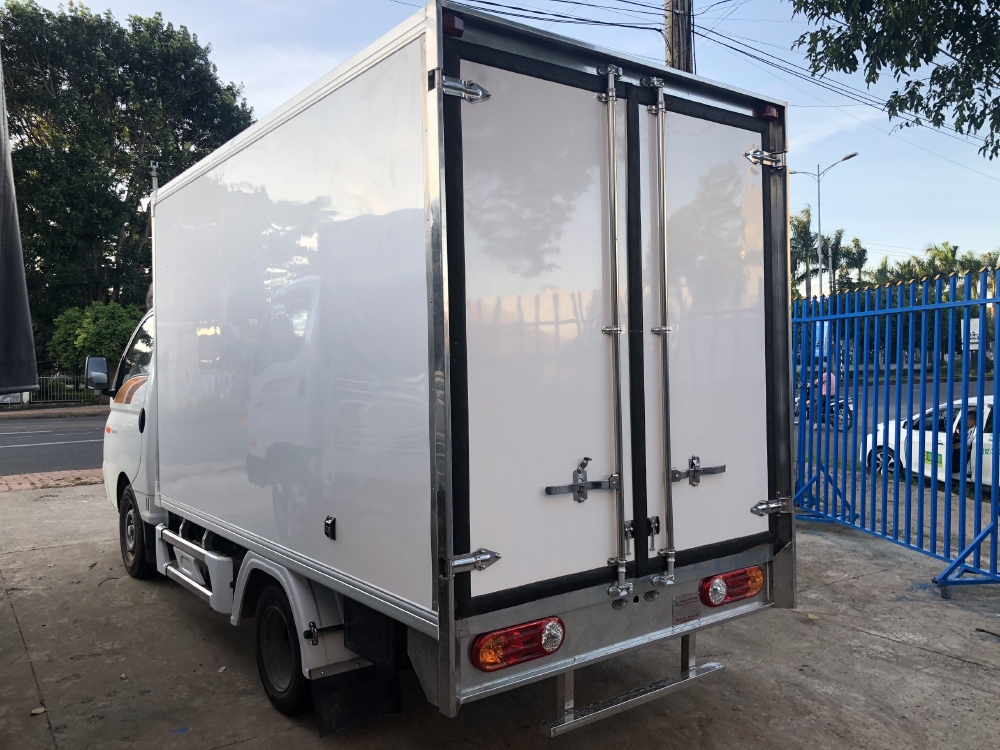 Giá xe tải Hyundai H150 thùng kín composite, hỗ trợ trả góp 80% LS thấp