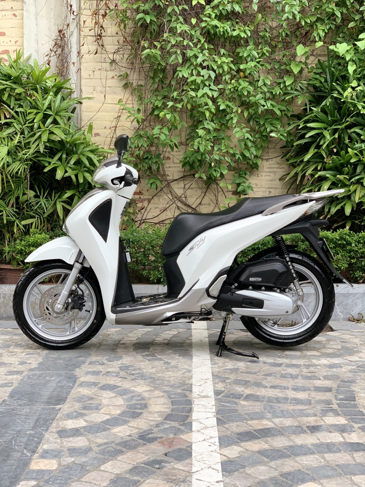 Cần bán SH Việt 150 ABS 2019 màu Trắng chạy chuẩn 800km