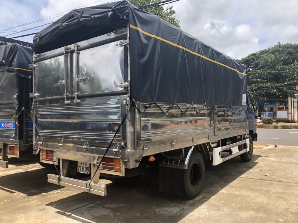 Xe tải Hyundai 8 tấn ga cơ đời 2017 thùng mui bạt inox