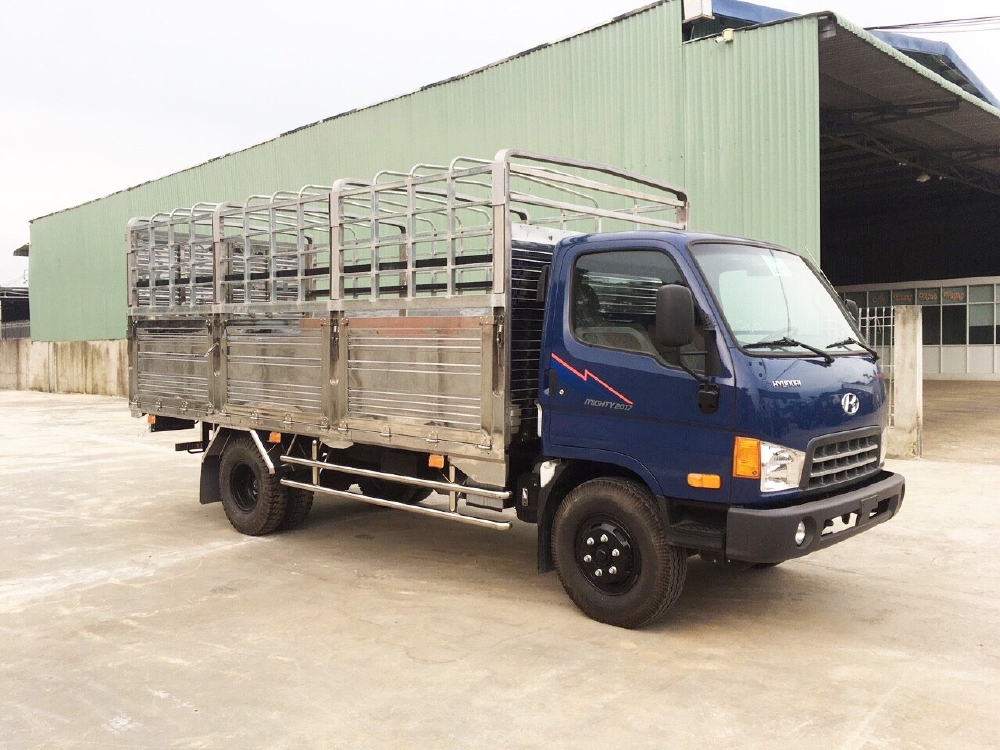 Xe tải Hyundai 8 tấn ga cơ đời 2017 thùng mui bạt inox