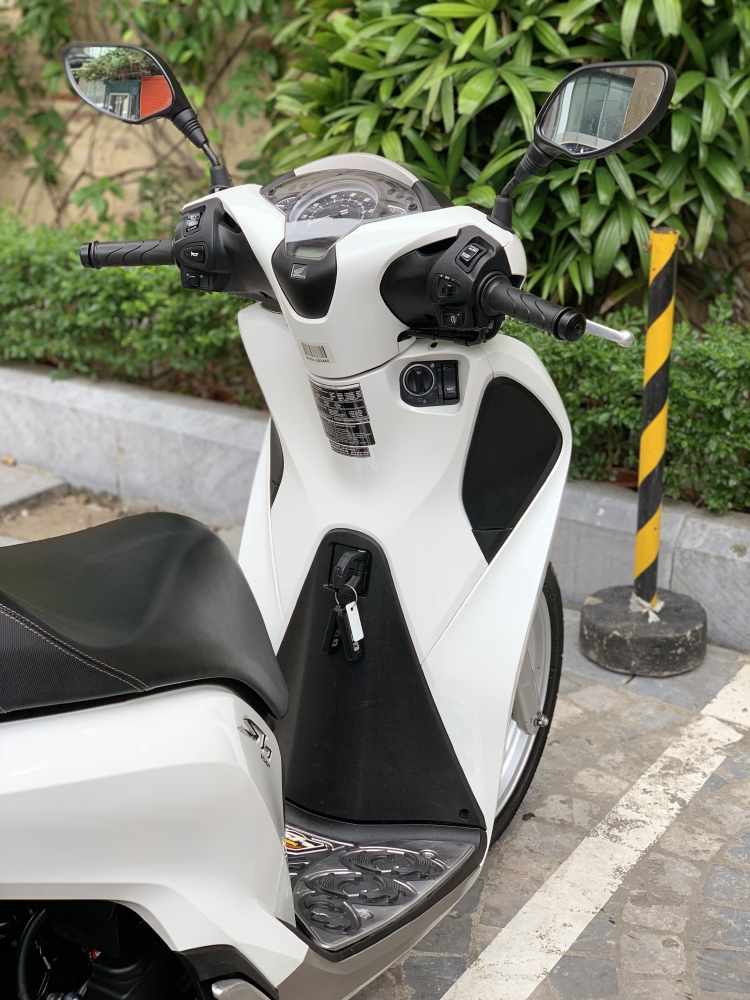 Cần bán SH Việt 150 ABS 2019 màu Trắng chạy chuẩn 800km
